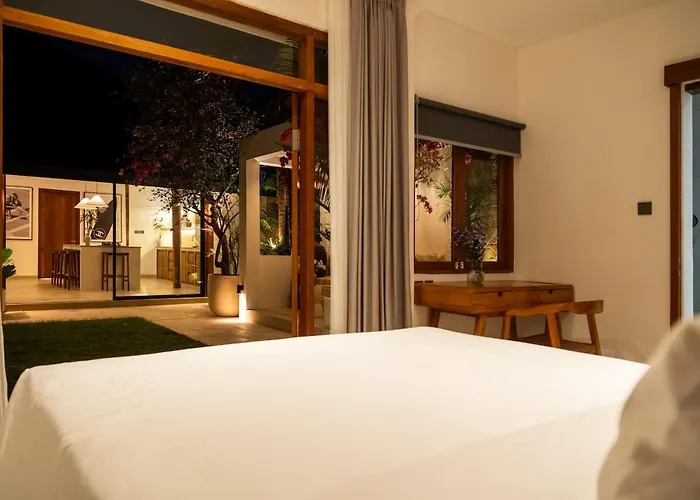 Designer 4br With Pool - Berawa - Umalas Villa *